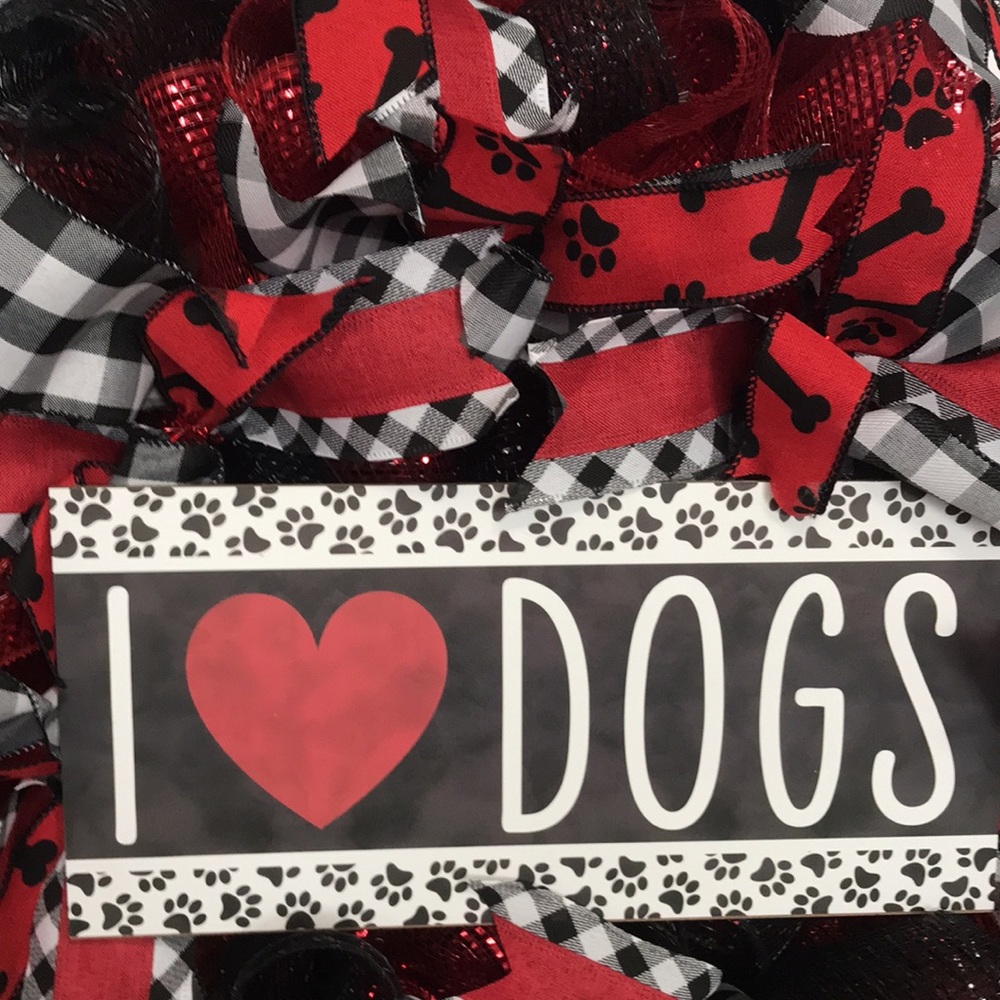 Hand Crafted “I ❤️ Dogs” Pets Mesh Wreath - Picture 3 of 5